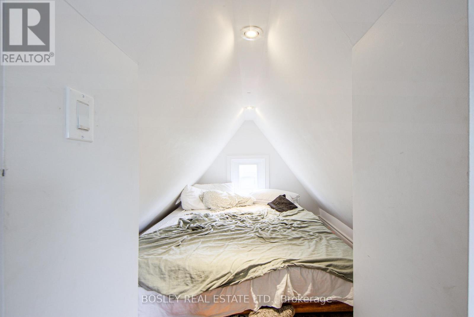 Upper - 2 Dawson Avenue, Toronto, Ontario  M4J 1E5 - Photo 18 - E12980116