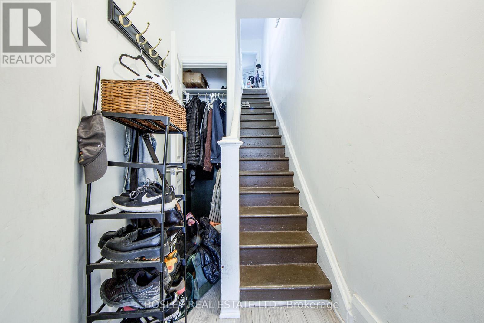 Upper - 2 Dawson Avenue, Toronto, Ontario  M4J 1E5 - Photo 2 - E12980116