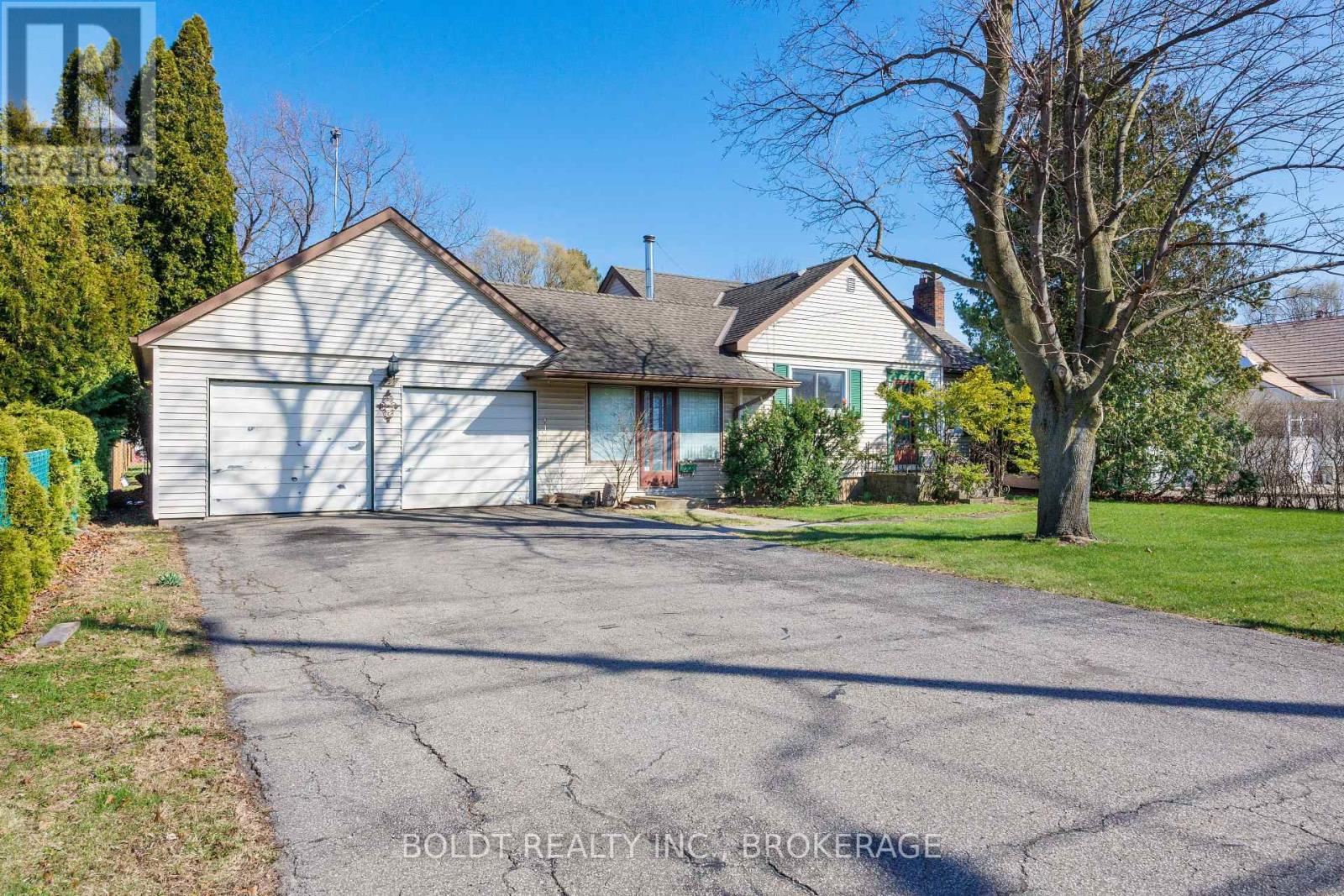 542 Niagara Street, St. Catharines, Ontario  L2M 3P5 - Photo 3 - X12980100