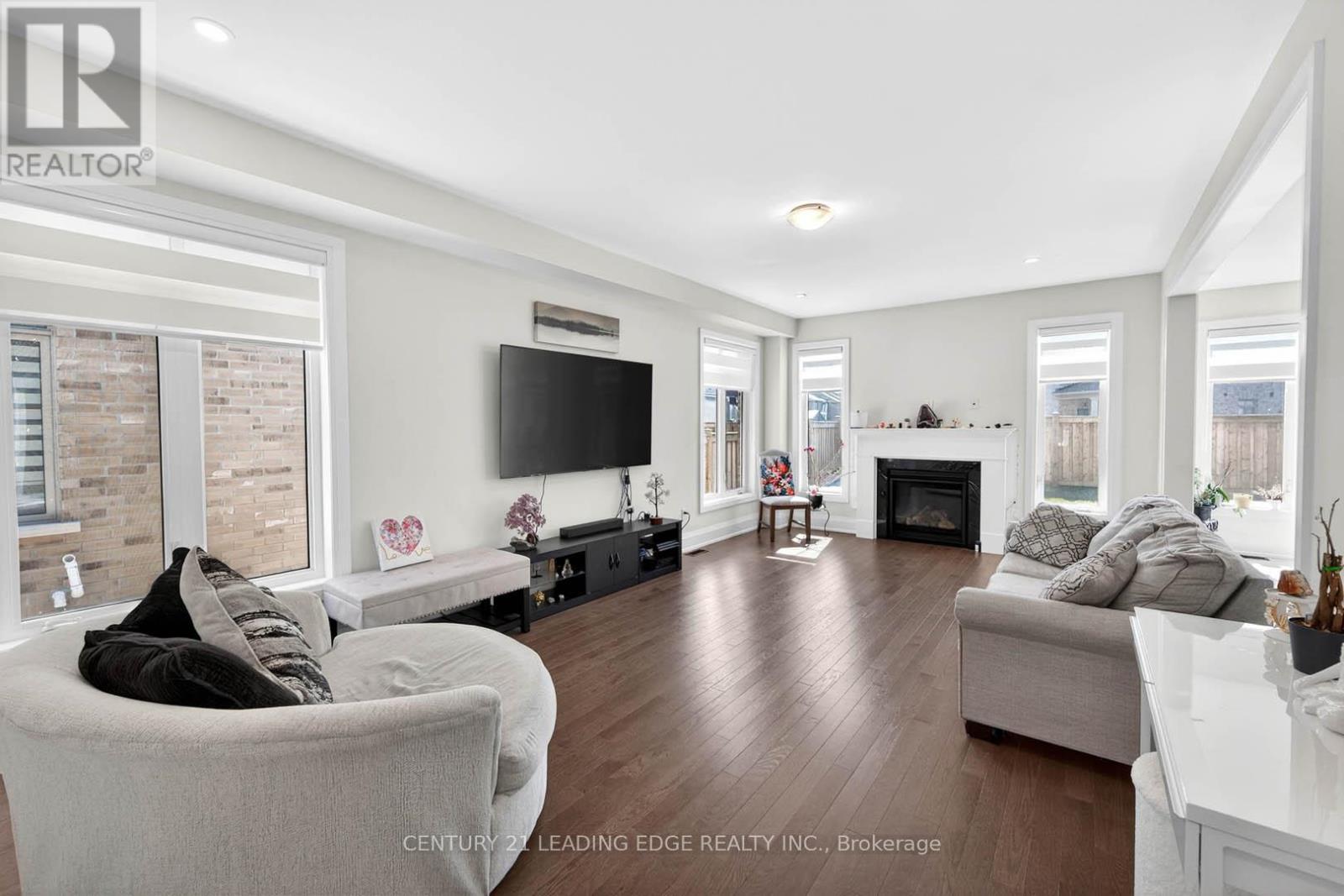 235 Ferragine Crescent, Bradford West Gwillimbury, Ontario  L3Z 4K1 - Photo 6 - N12980104