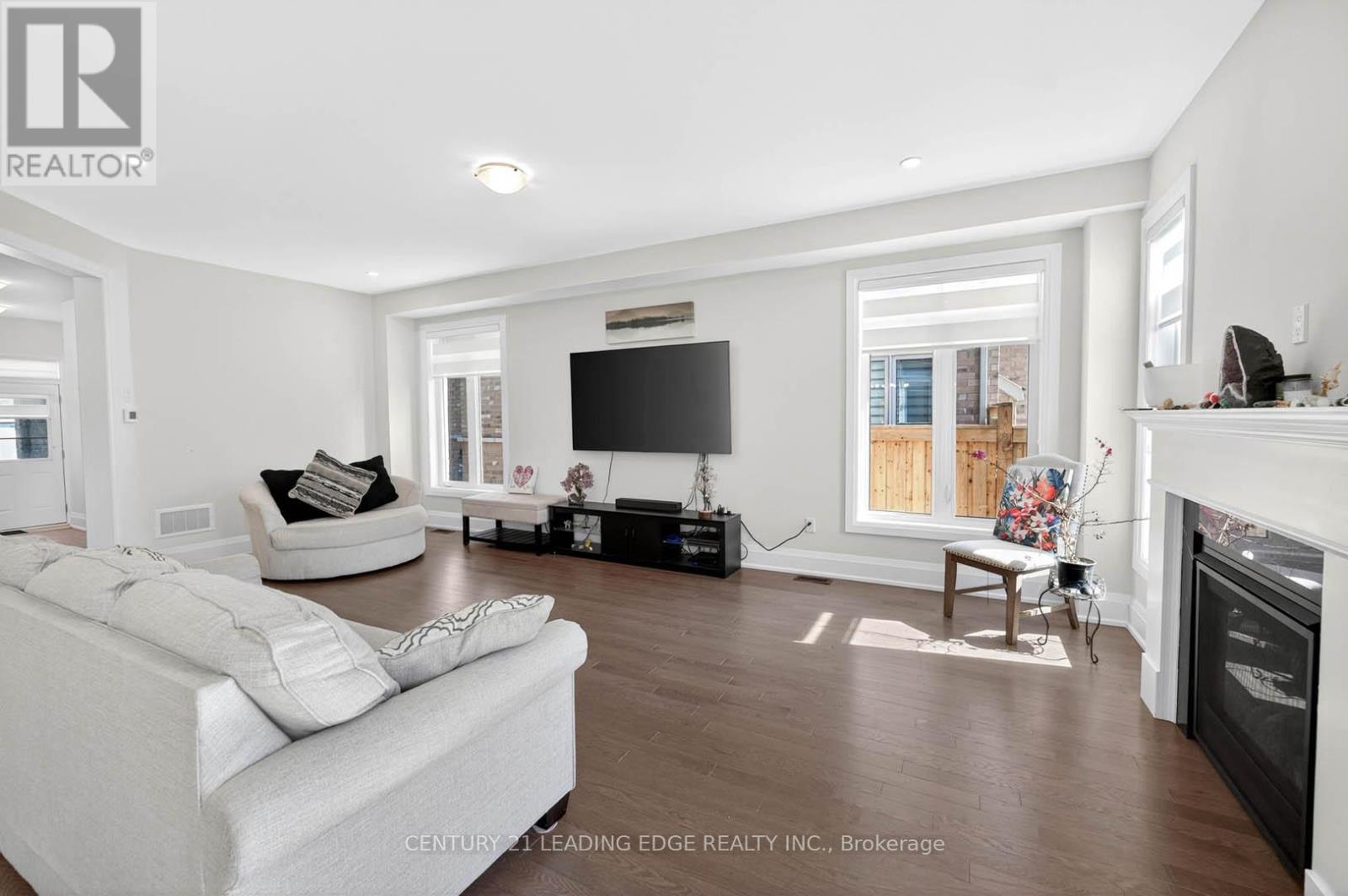 235 Ferragine Crescent, Bradford West Gwillimbury, Ontario  L3Z 4K1 - Photo 9 - N12980104