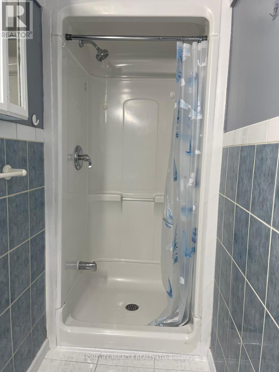 3337 Jolliffe Avenue, Mississauga (Malton), Ontario  L4T 1V6 - Photo 10 - W12980076