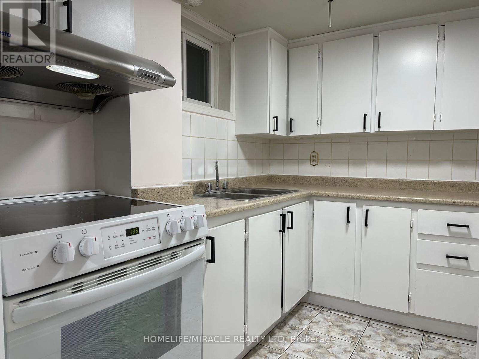 3337 Jolliffe Avenue, Mississauga (Malton), Ontario  L4T 1V6 - Photo 4 - W12980076