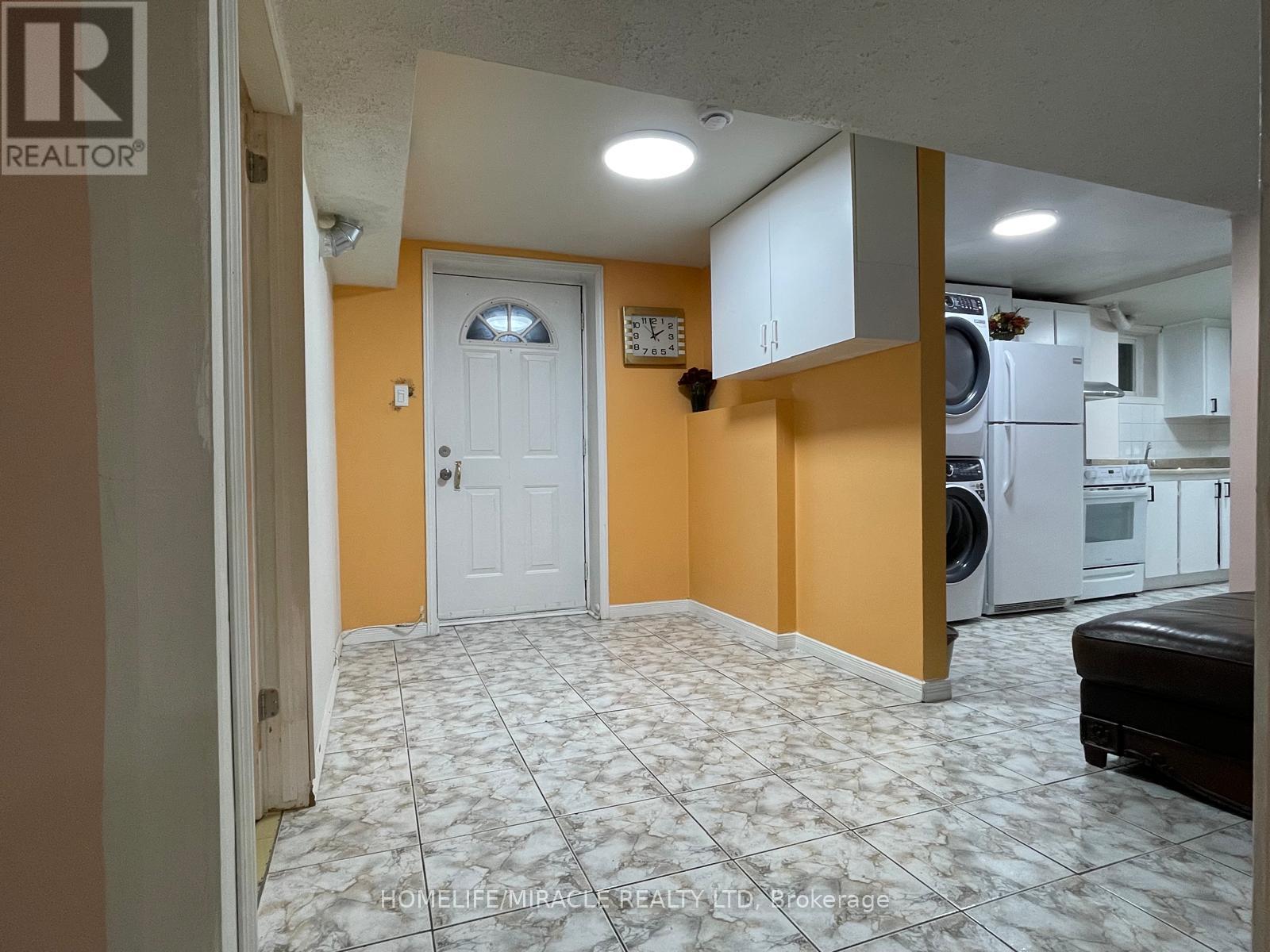 3337 Jolliffe Avenue, Mississauga (Malton), Ontario  L4T 1V6 - Photo 5 - W12980076