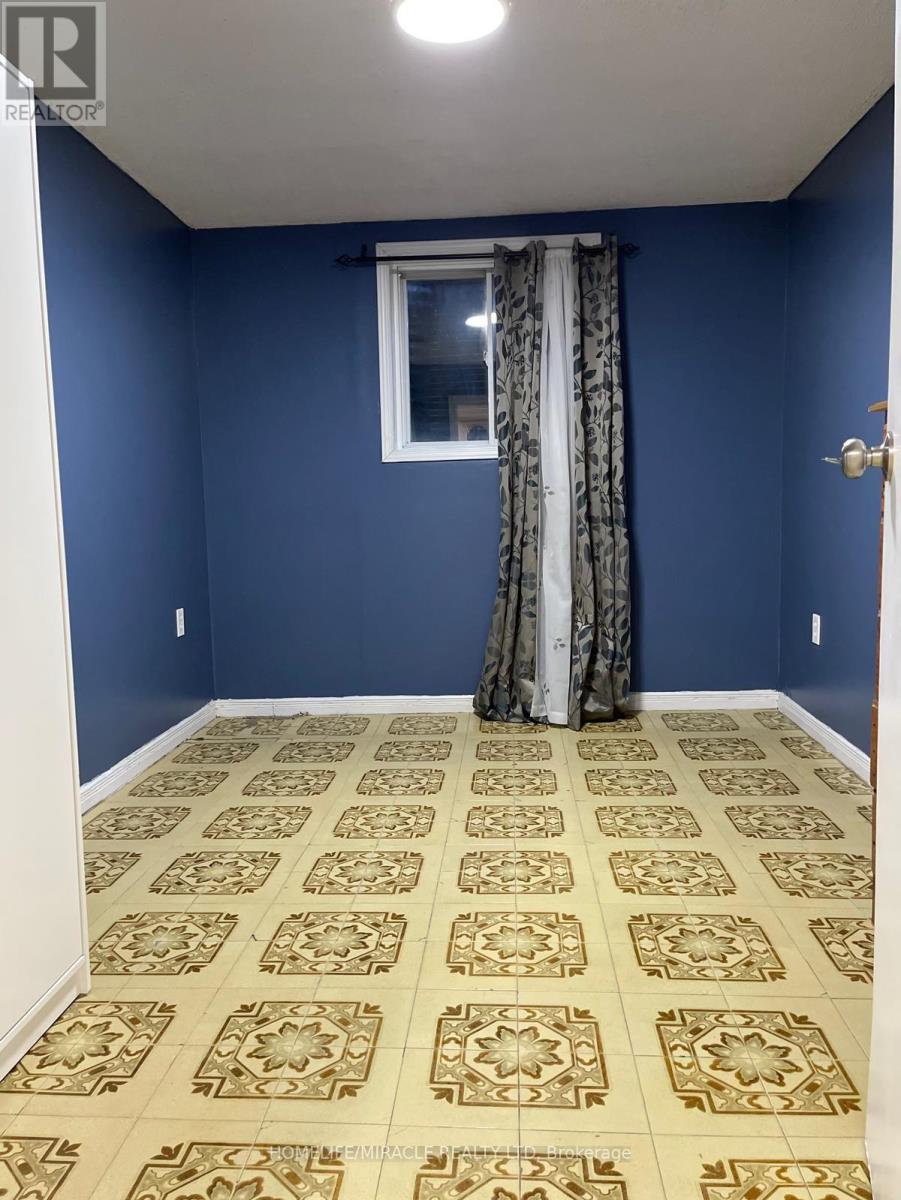 3337 Jolliffe Avenue, Mississauga (Malton), Ontario  L4T 1V6 - Photo 6 - W12980076