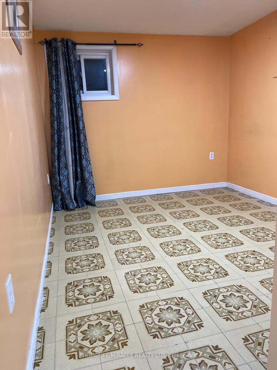 3337 Jolliffe Avenue, Mississauga (Malton), Ontario  L4T 1V6 - Photo 7 - W12980076