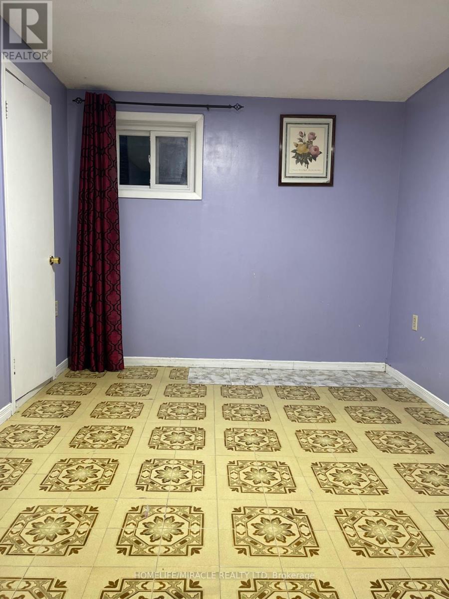 3337 Jolliffe Avenue, Mississauga (Malton), Ontario  L4T 1V6 - Photo 8 - W12980076