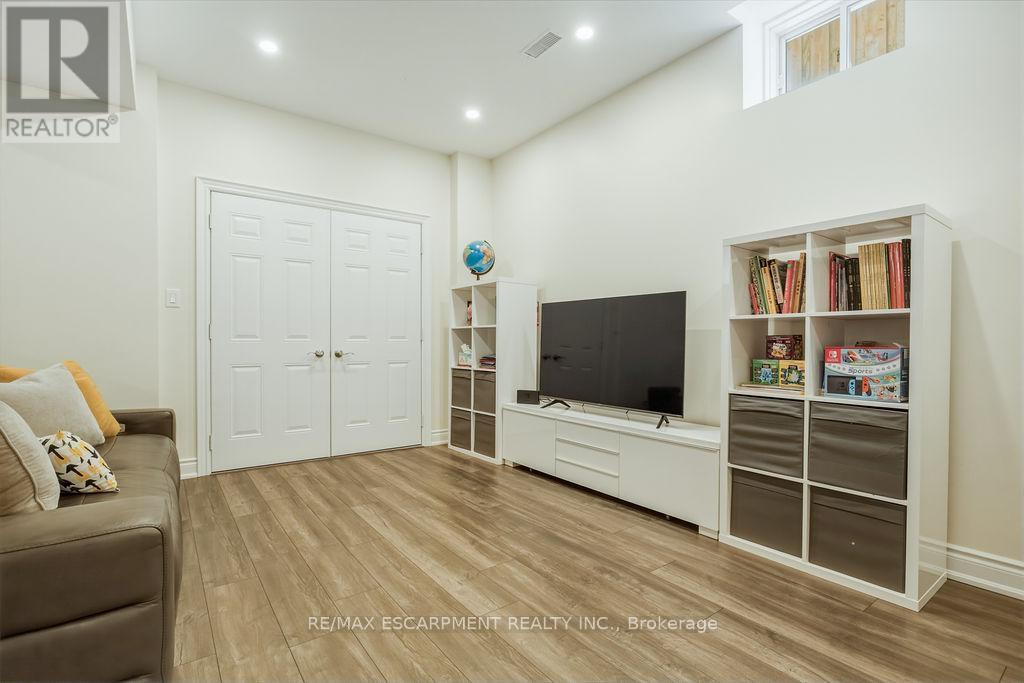 343 Tudor Avenue, Oakville, Ontario  L6K 2V5 - Photo 38 - W12980110