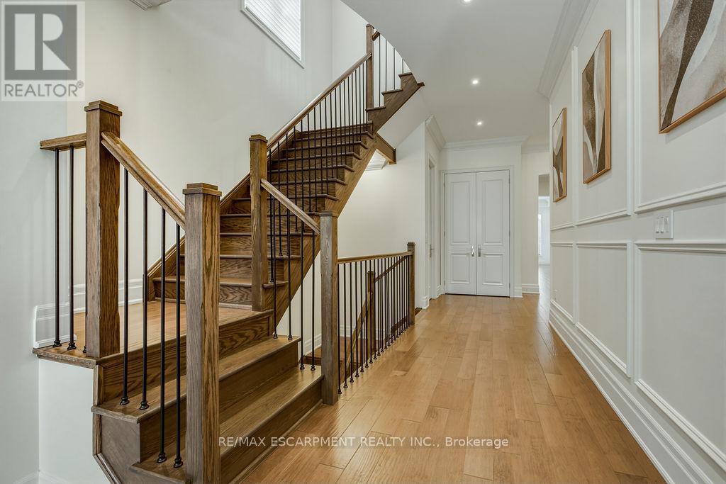 343 Tudor Avenue, Oakville, Ontario  L6K 2V5 - Photo 4 - W12980110