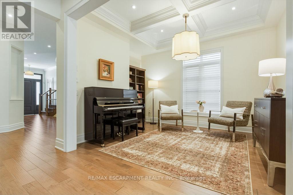 343 Tudor Avenue, Oakville, Ontario  L6K 2V5 - Photo 5 - W12980110