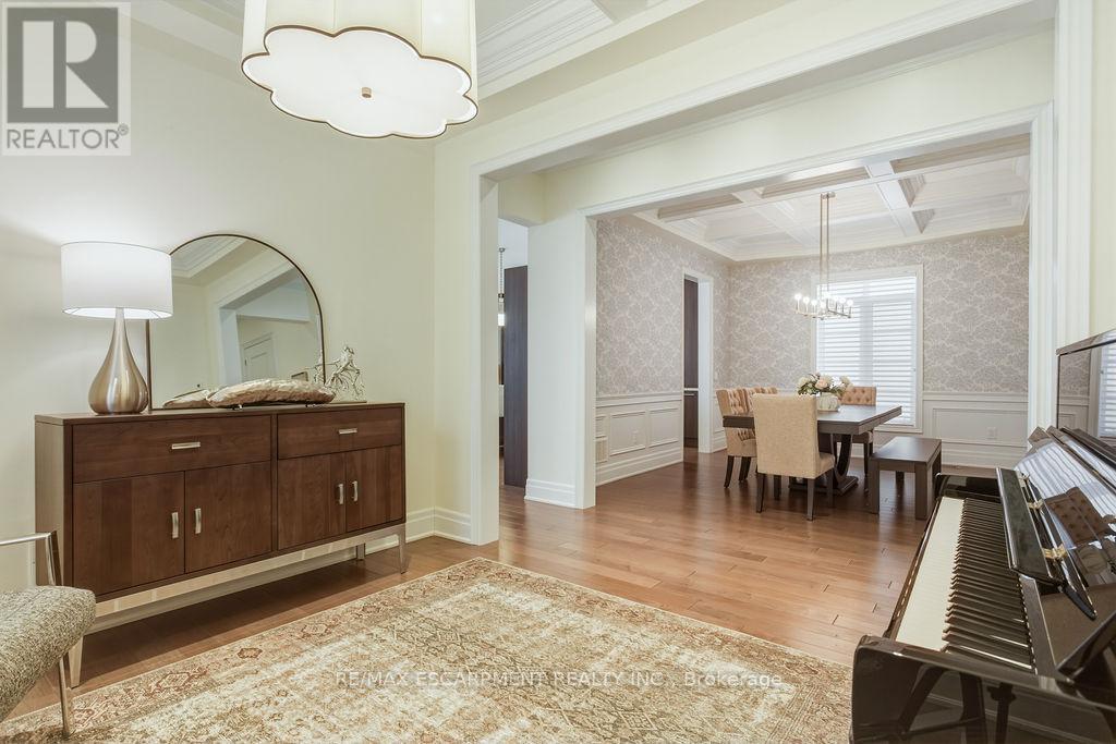 343 Tudor Avenue, Oakville, Ontario  L6K 2V5 - Photo 6 - W12980110