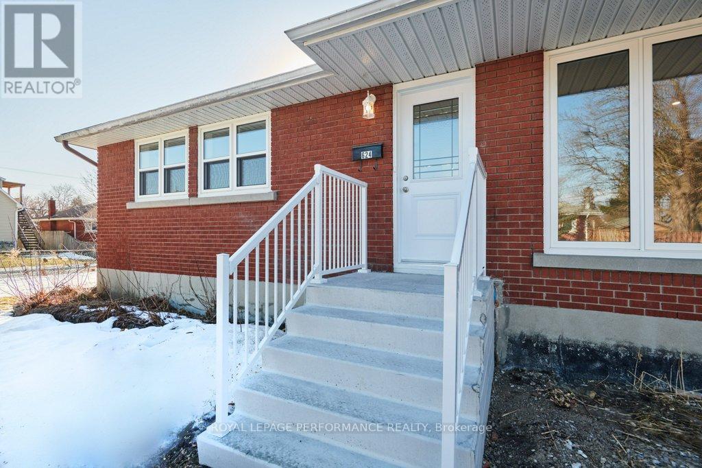 624 Clarke Avenue, Ottawa, Ontario  K1K 0Y7 - Photo 2 - X12882826