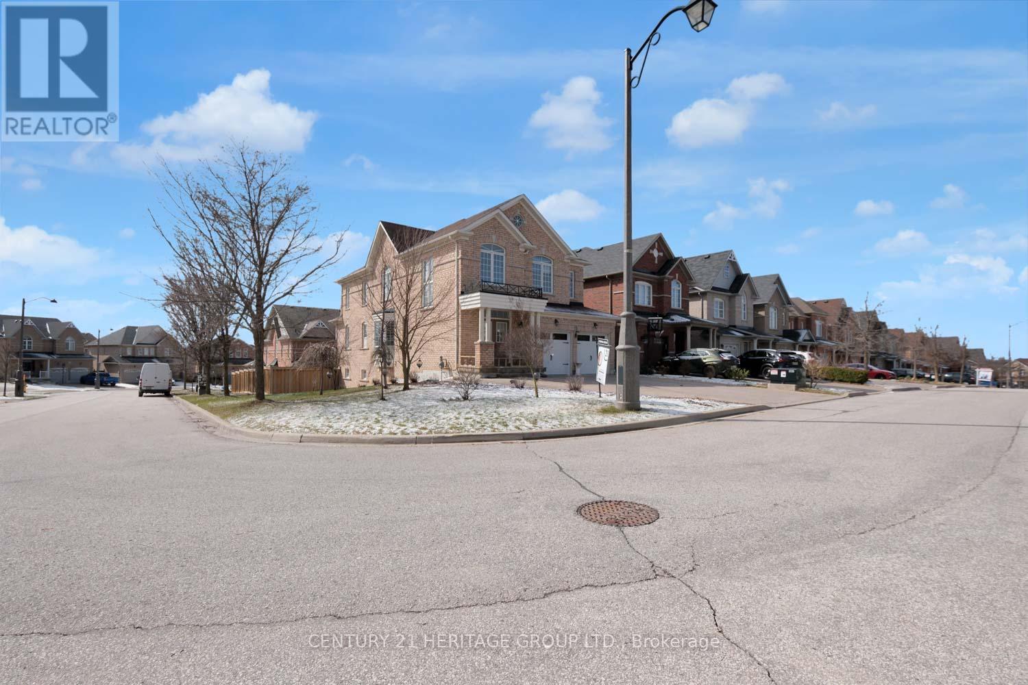 13 Herefordshire Crescent Ne, Newmarket (Woodland Hill), Ontario  L9N 0B7 - Photo 3 - N12980182