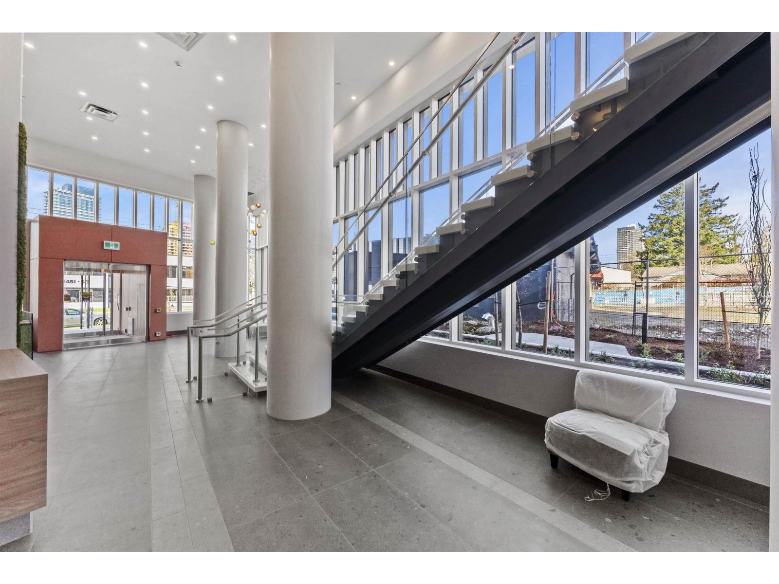 605 10428 Whalley Boulevard, Surrey, British Columbia  V3T 0W2 - Photo 4 - R3109052