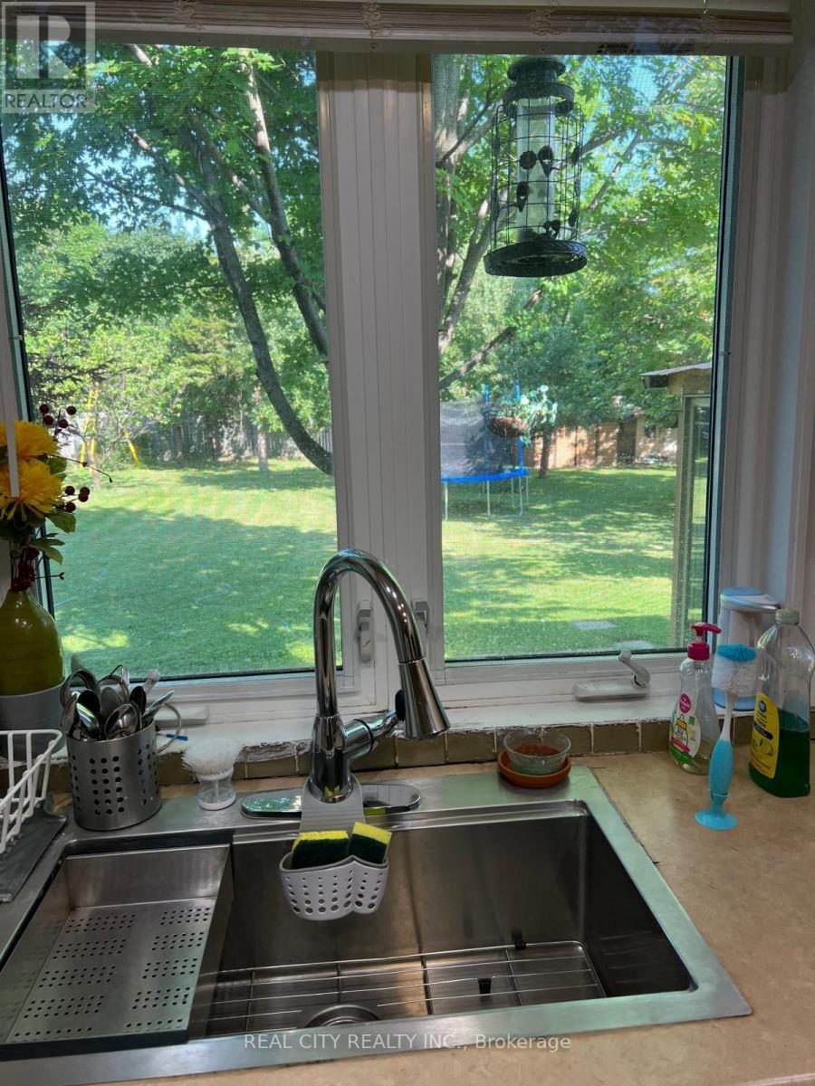 Upper - 2451 Loanne Drive, Mississauga (Sheridan), Ontario  L5K 1P1 - Photo 11 - W12980200