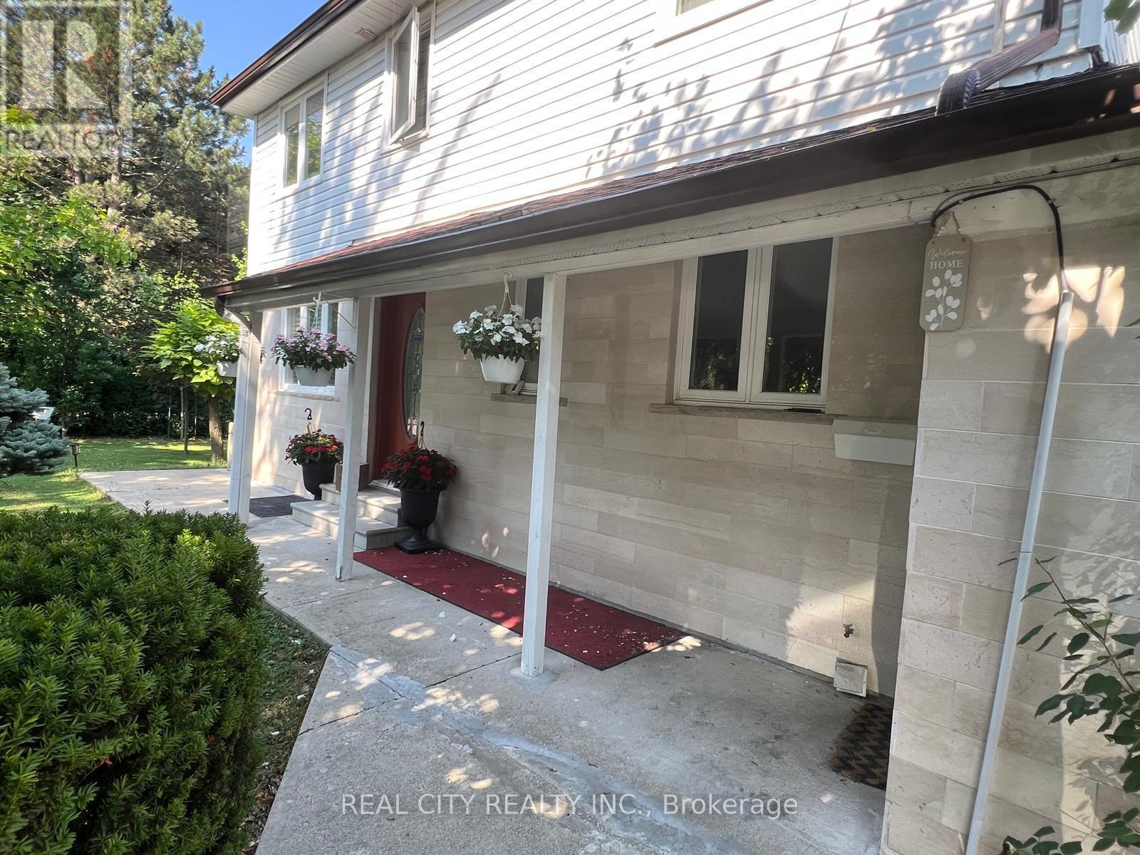 Upper - 2451 Loanne Drive, Mississauga (Sheridan), Ontario  L5K 1P1 - Photo 2 - W12980200