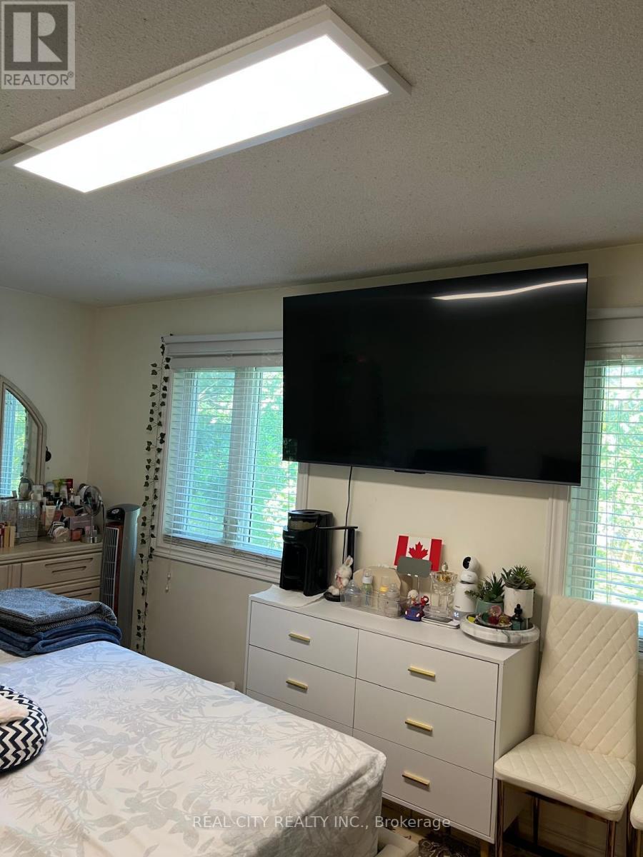 Upper - 2451 Loanne Drive, Mississauga (Sheridan), Ontario  L5K 1P1 - Photo 21 - W12980200