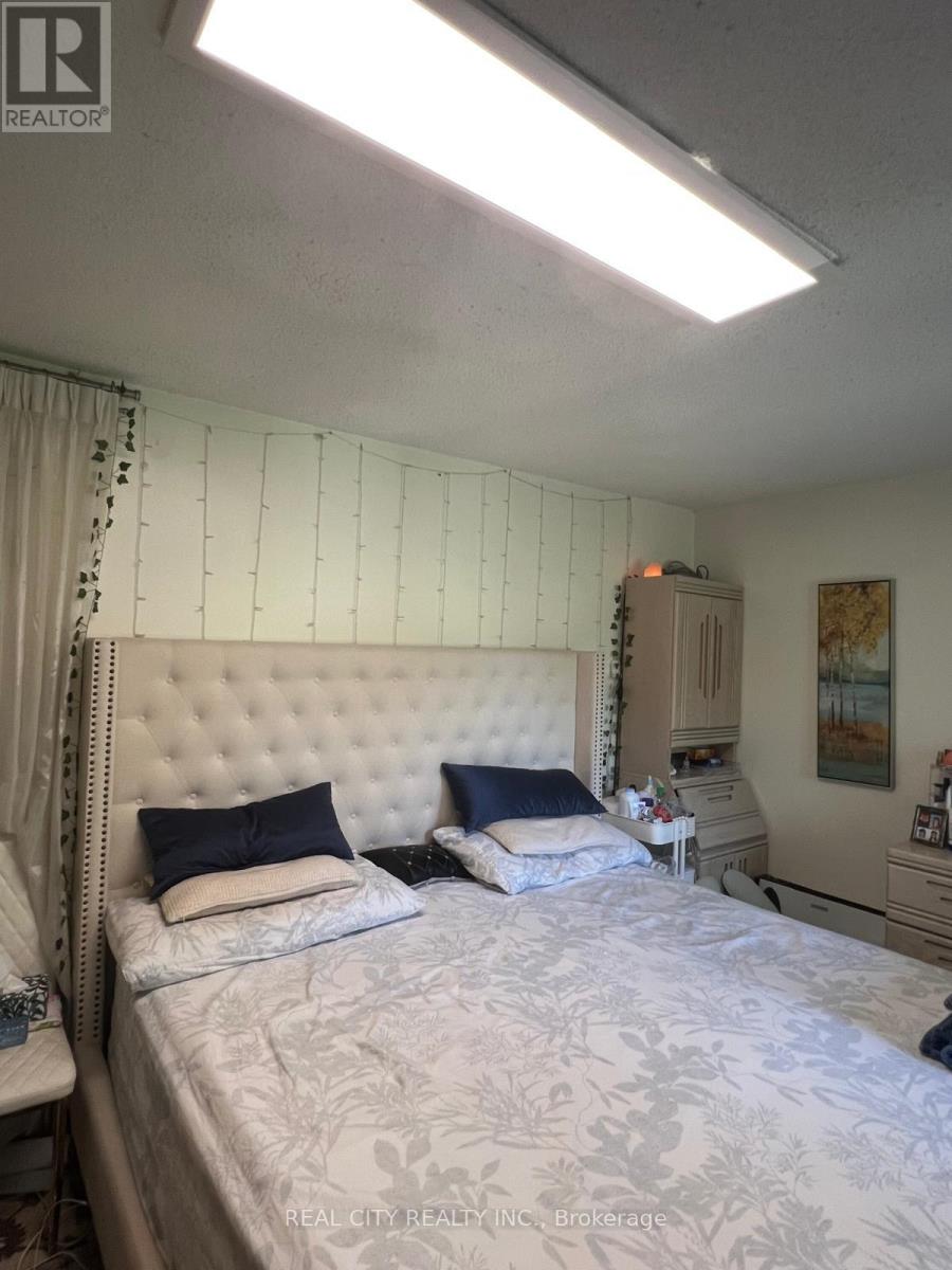 Upper - 2451 Loanne Drive, Mississauga (Sheridan), Ontario  L5K 1P1 - Photo 22 - W12980200