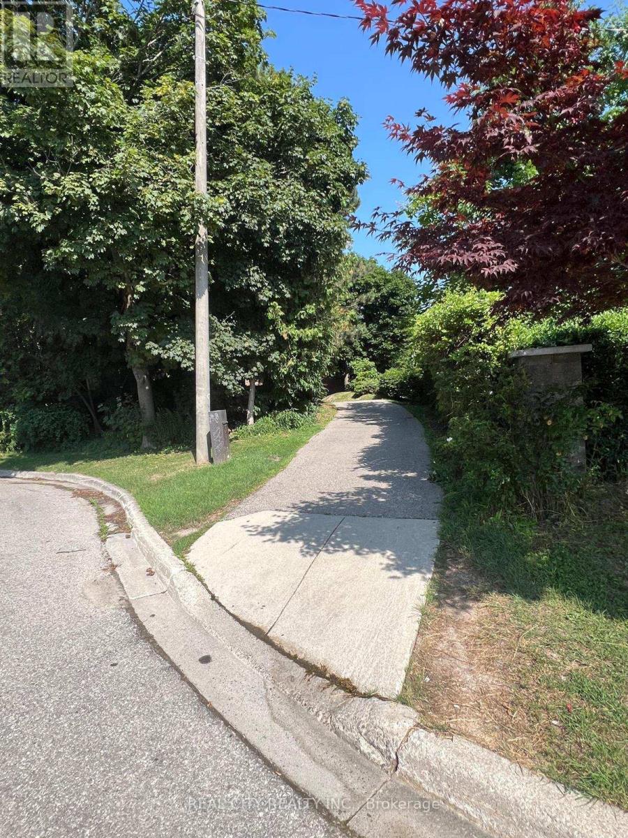 Upper - 2451 Loanne Drive, Mississauga (Sheridan), Ontario  L5K 1P1 - Photo 24 - W12980200