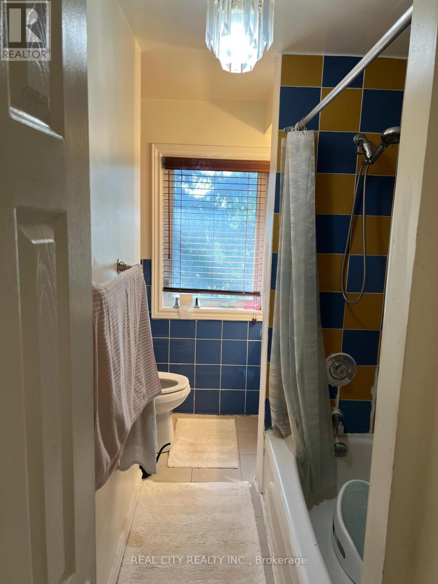 Upper - 2451 Loanne Drive, Mississauga (Sheridan), Ontario  L5K 1P1 - Photo 28 - W12980200