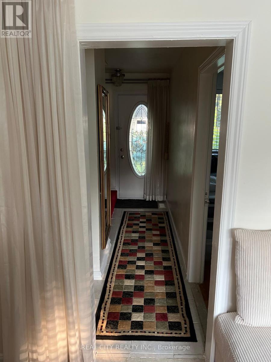 Upper - 2451 Loanne Drive, Mississauga (Sheridan), Ontario  L5K 1P1 - Photo 5 - W12980200