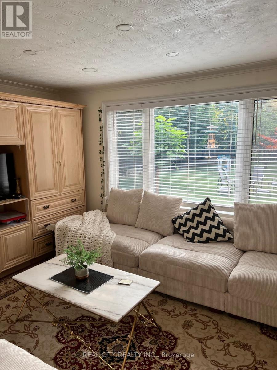 Upper - 2451 Loanne Drive, Mississauga (Sheridan), Ontario  L5K 1P1 - Photo 7 - W12980200