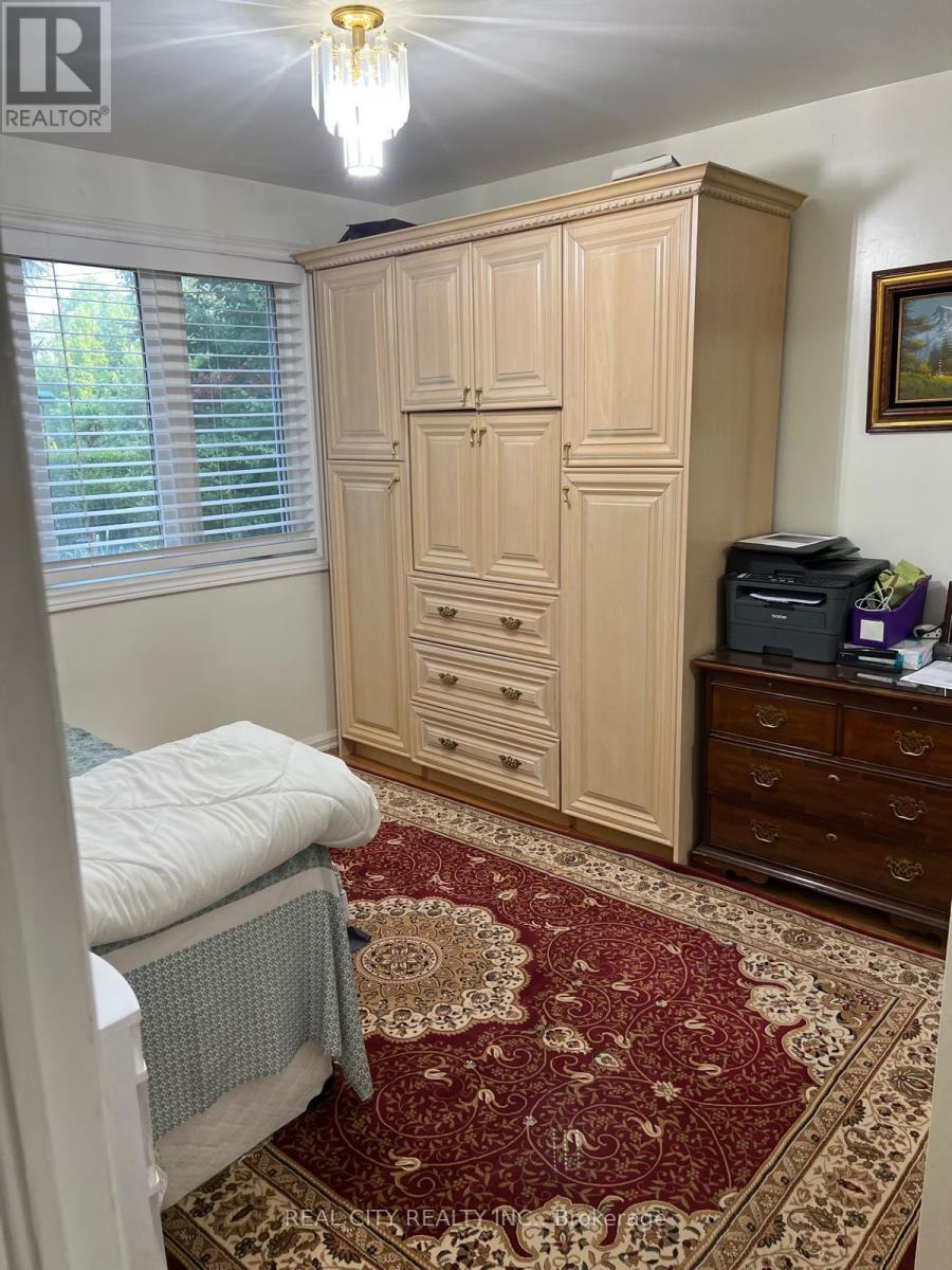 Upper - 2451 Loanne Drive, Mississauga (Sheridan), Ontario  L5K 1P1 - Photo 8 - W12980200