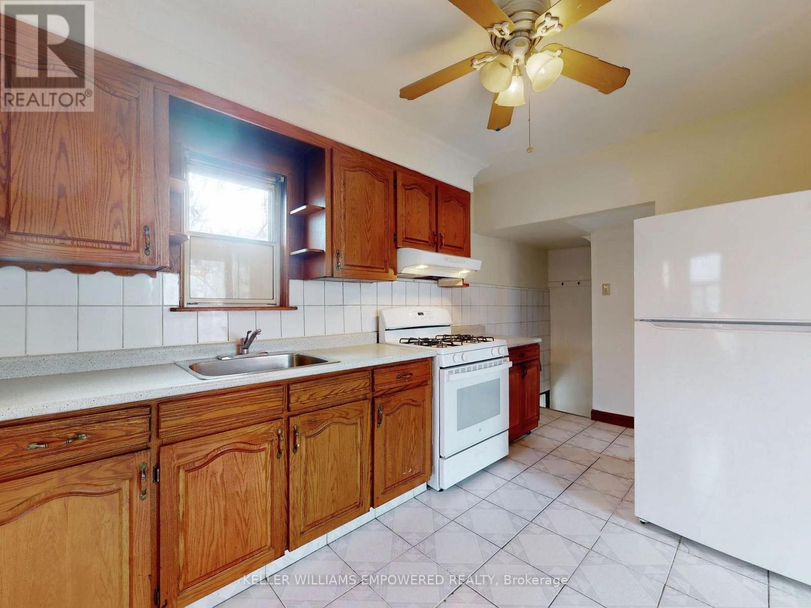 30 Carus Avenue, Toronto, Ontario  M6G 2A4 - Photo 12 - C12980234