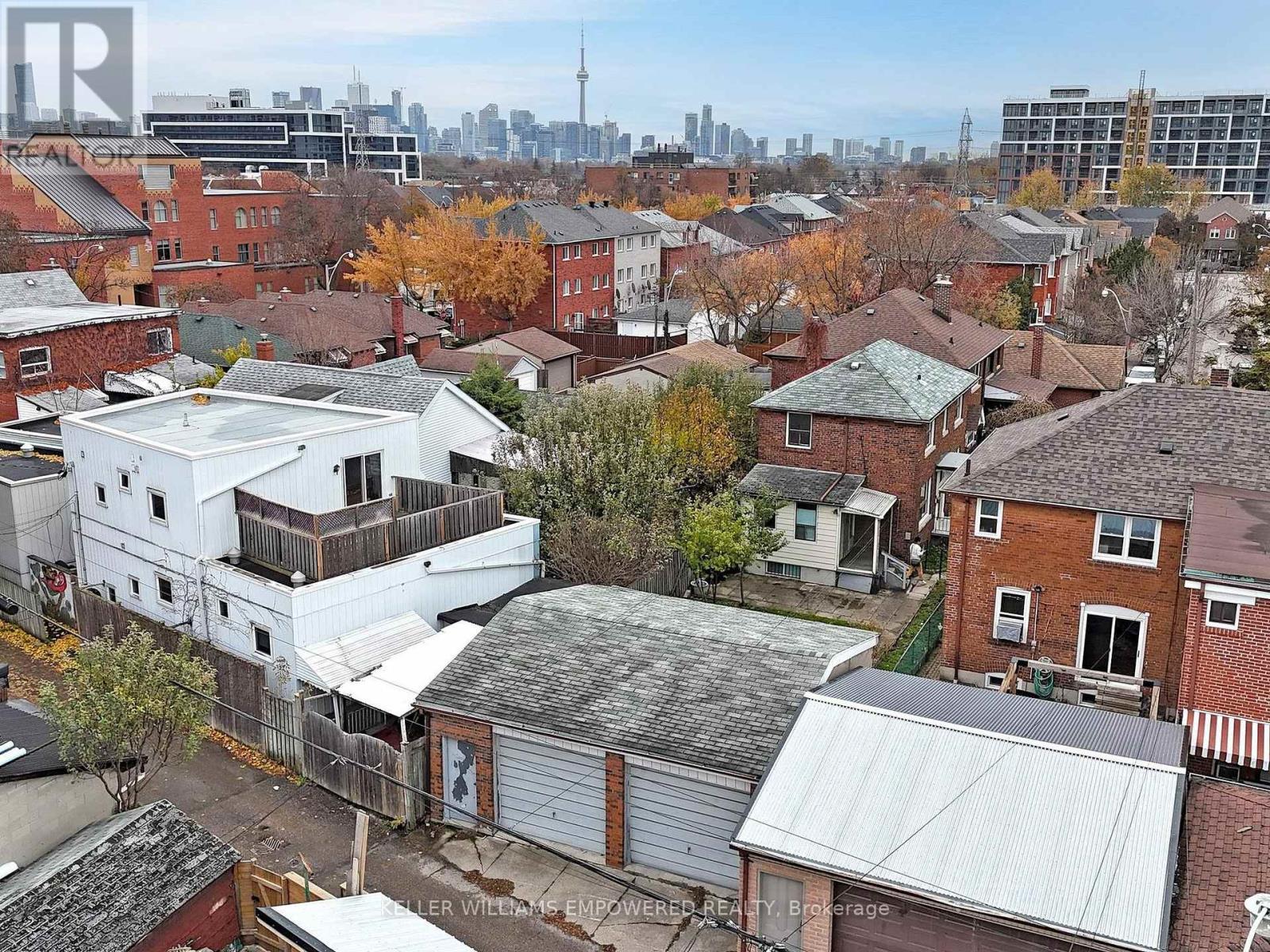 30 Carus Avenue, Toronto, Ontario  M6G 2A4 - Photo 5 - C12980234