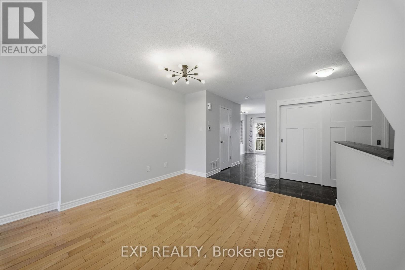 462 Leboutillier Avenue, Ottawa, Ontario  K1K 2V7 - Photo 2 - X12980228