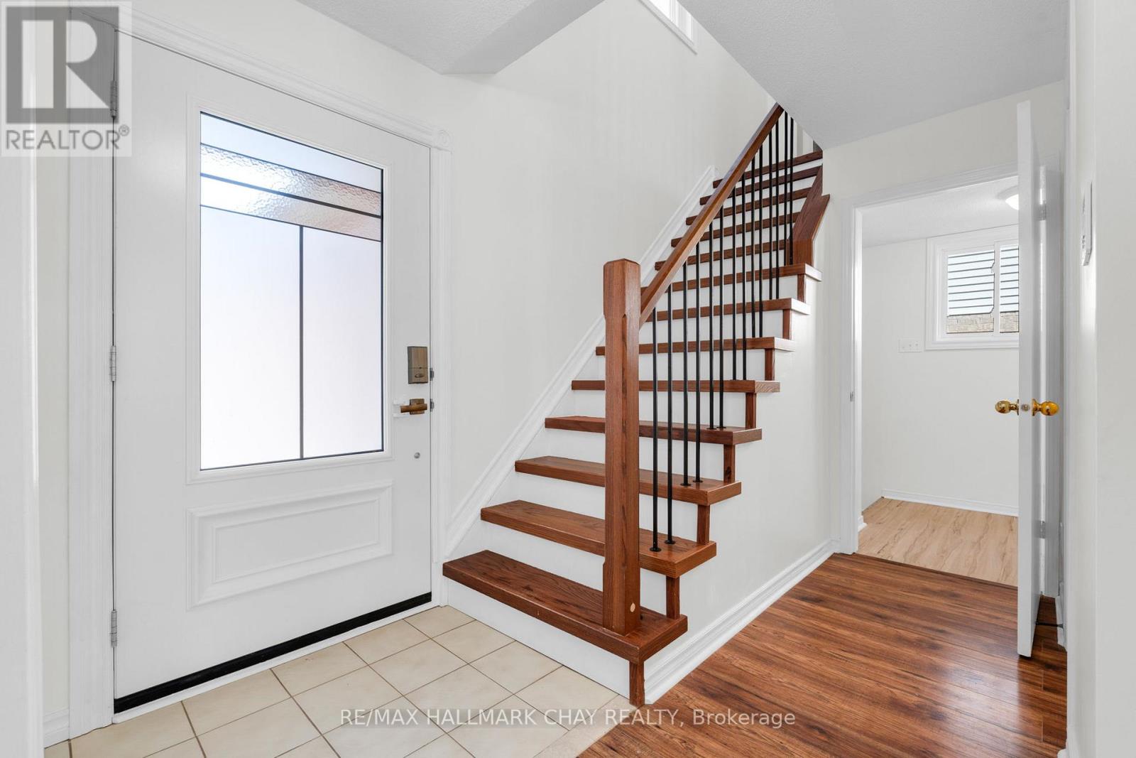 17 Cuthbert Street, Barrie, Ontario  L4N 6X7 - Photo 2 - S12980218