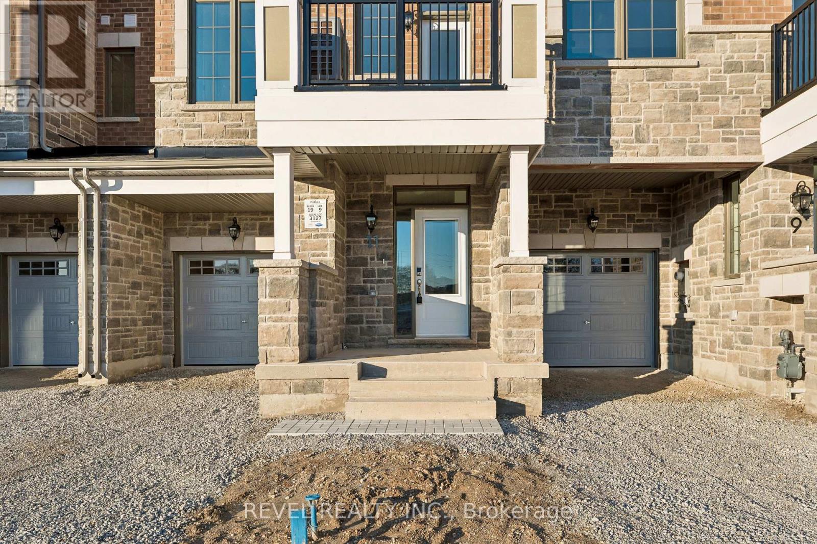 11 Vimy Ridge Road, Brampton, Ontario  L7A 5M6 - Photo 2 - W12980312