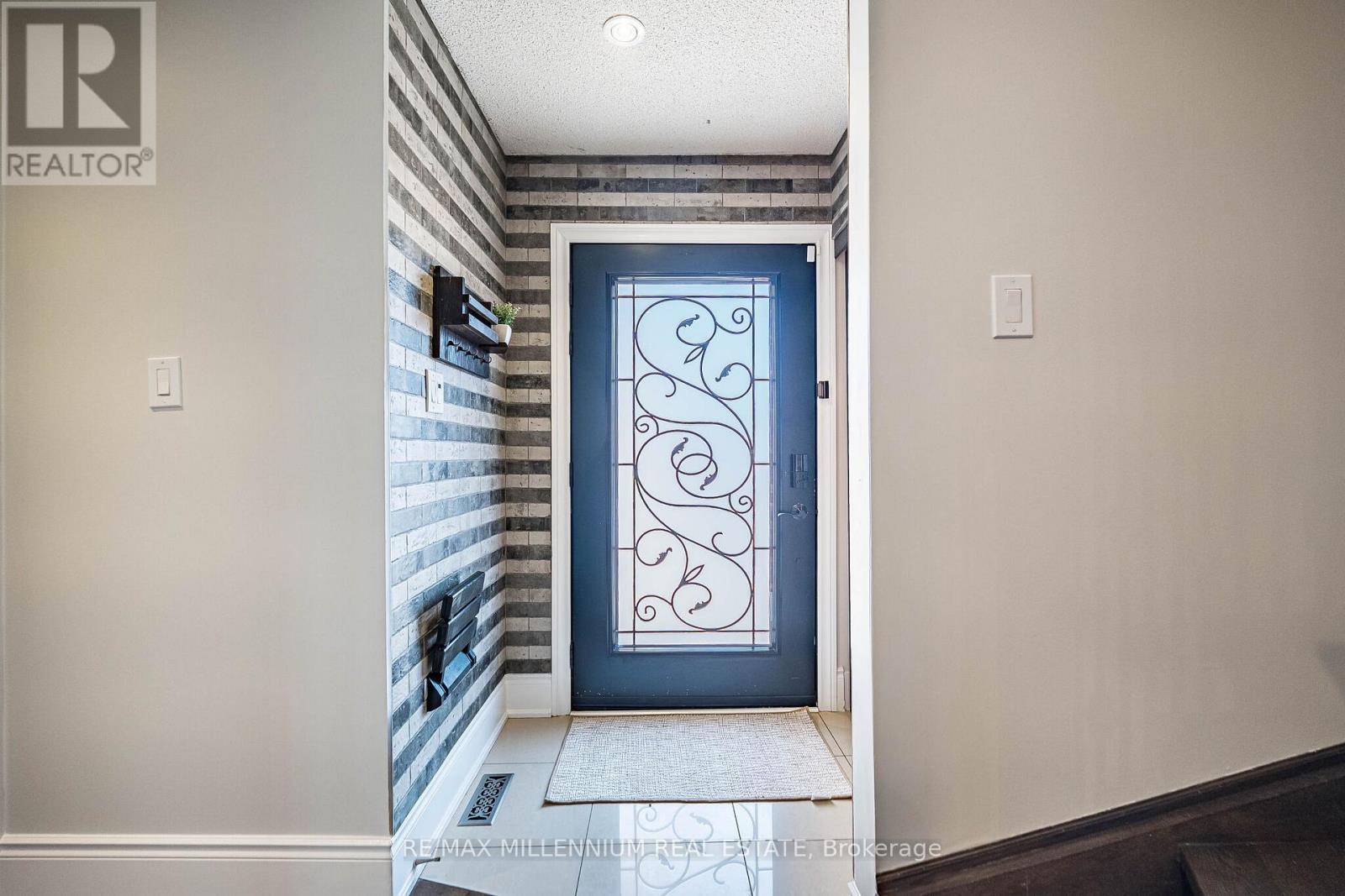 74 Atkins Circle, Brampton, Ontario  L6X 4B4 - Photo 2 - W12980316