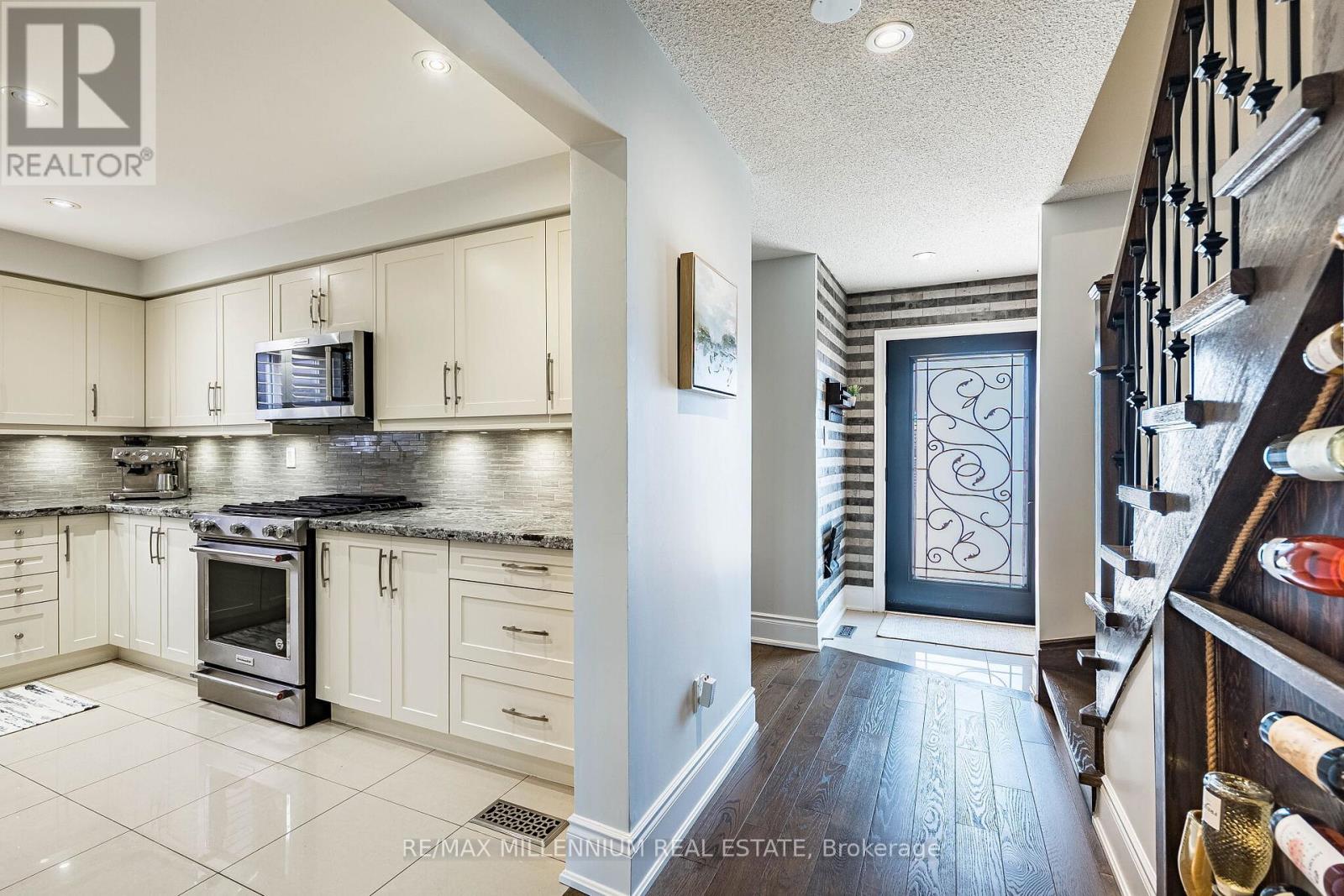 74 Atkins Circle, Brampton, Ontario  L6X 4B4 - Photo 4 - W12980316