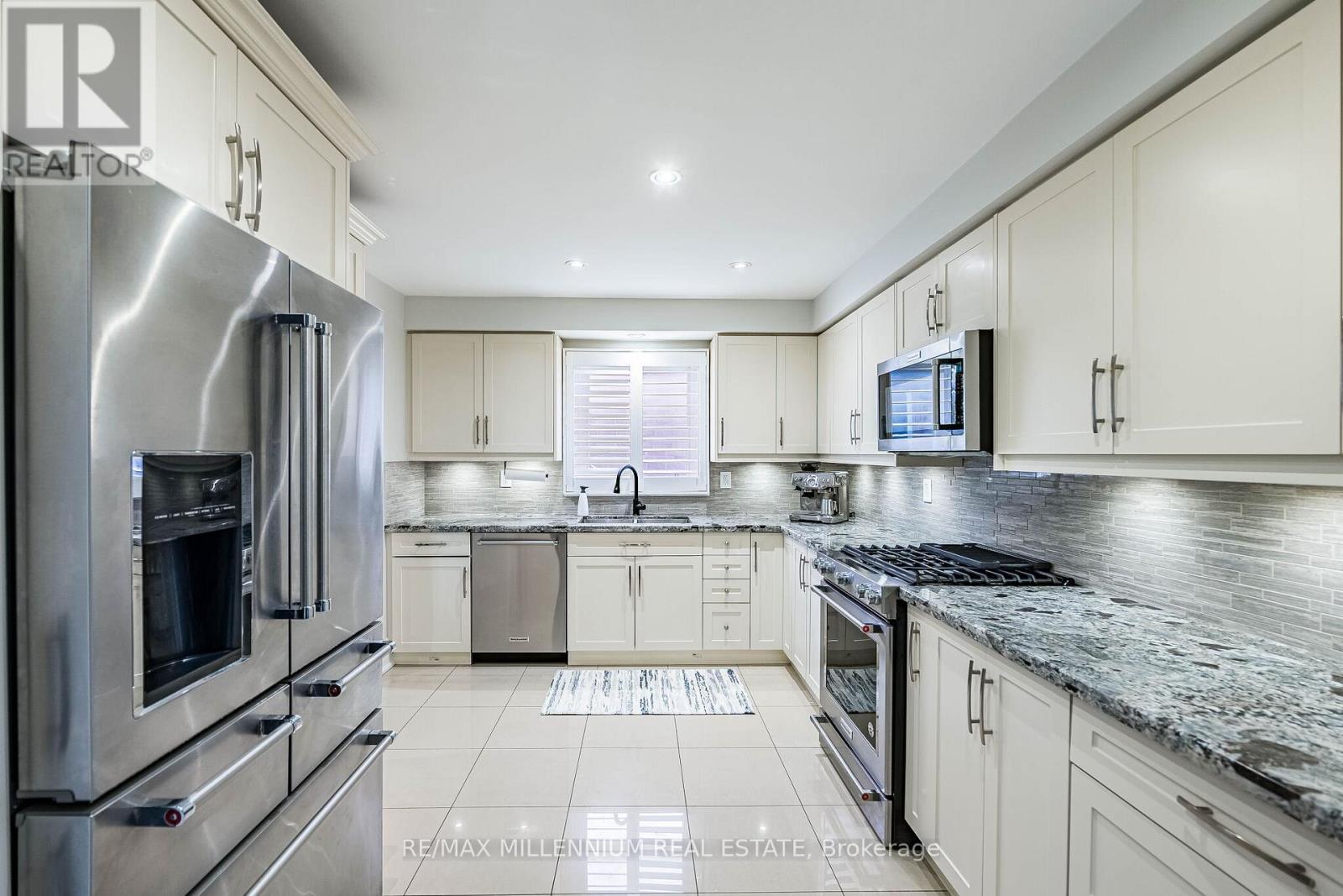 74 Atkins Circle, Brampton, Ontario  L6X 4B4 - Photo 5 - W12980316