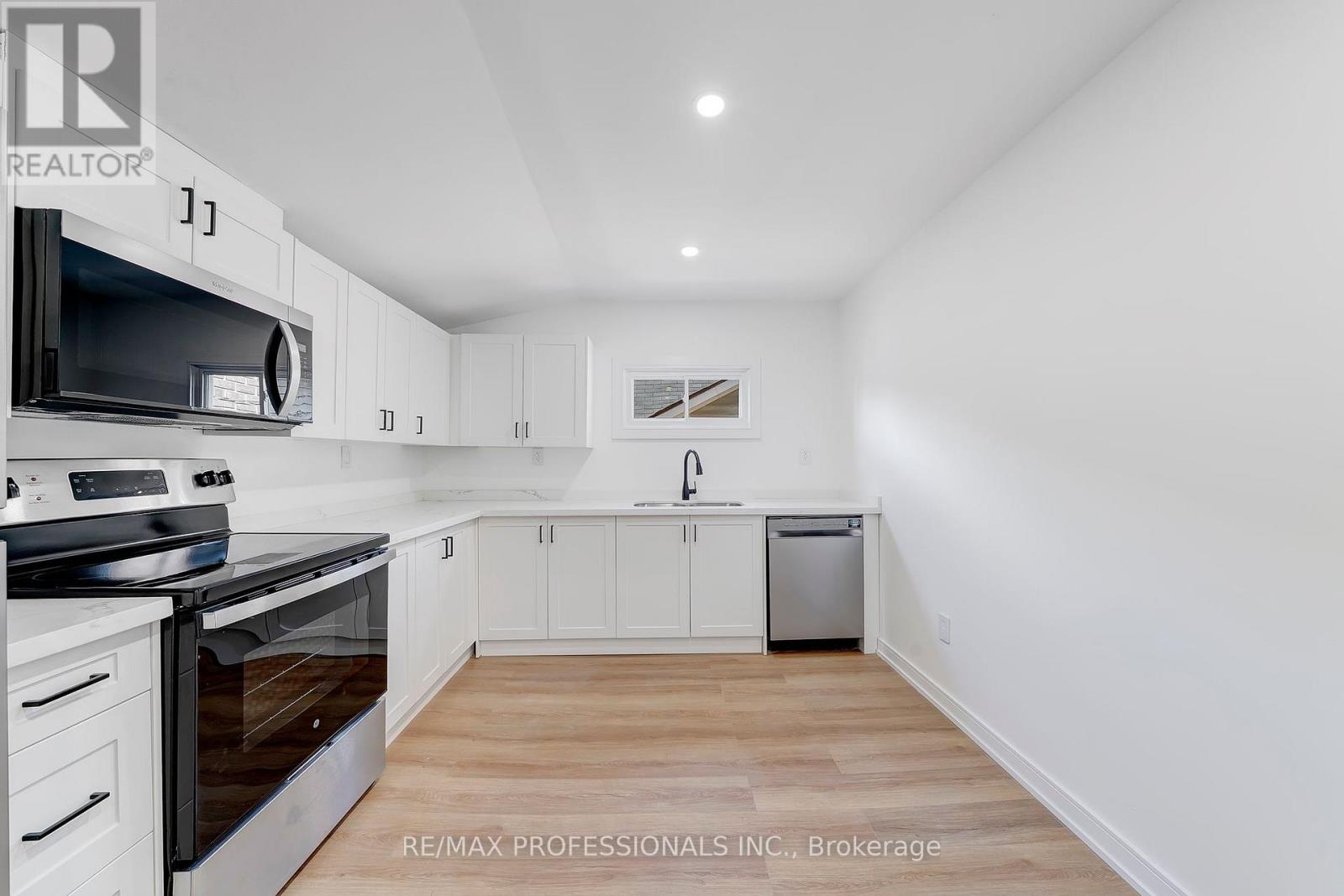 Apartment B - 27 Oakdale Avenue, St. Catharines (Oakdale), Ontario  L2P 2B8 - Photo 3 - X12980280