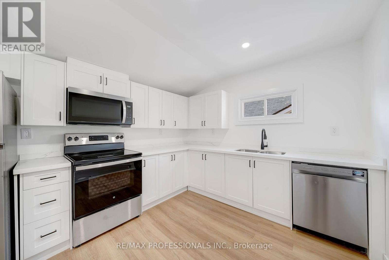 Apartment B - 27 Oakdale Avenue, St. Catharines (Oakdale), Ontario  L2P 2B8 - Photo 4 - X12980280