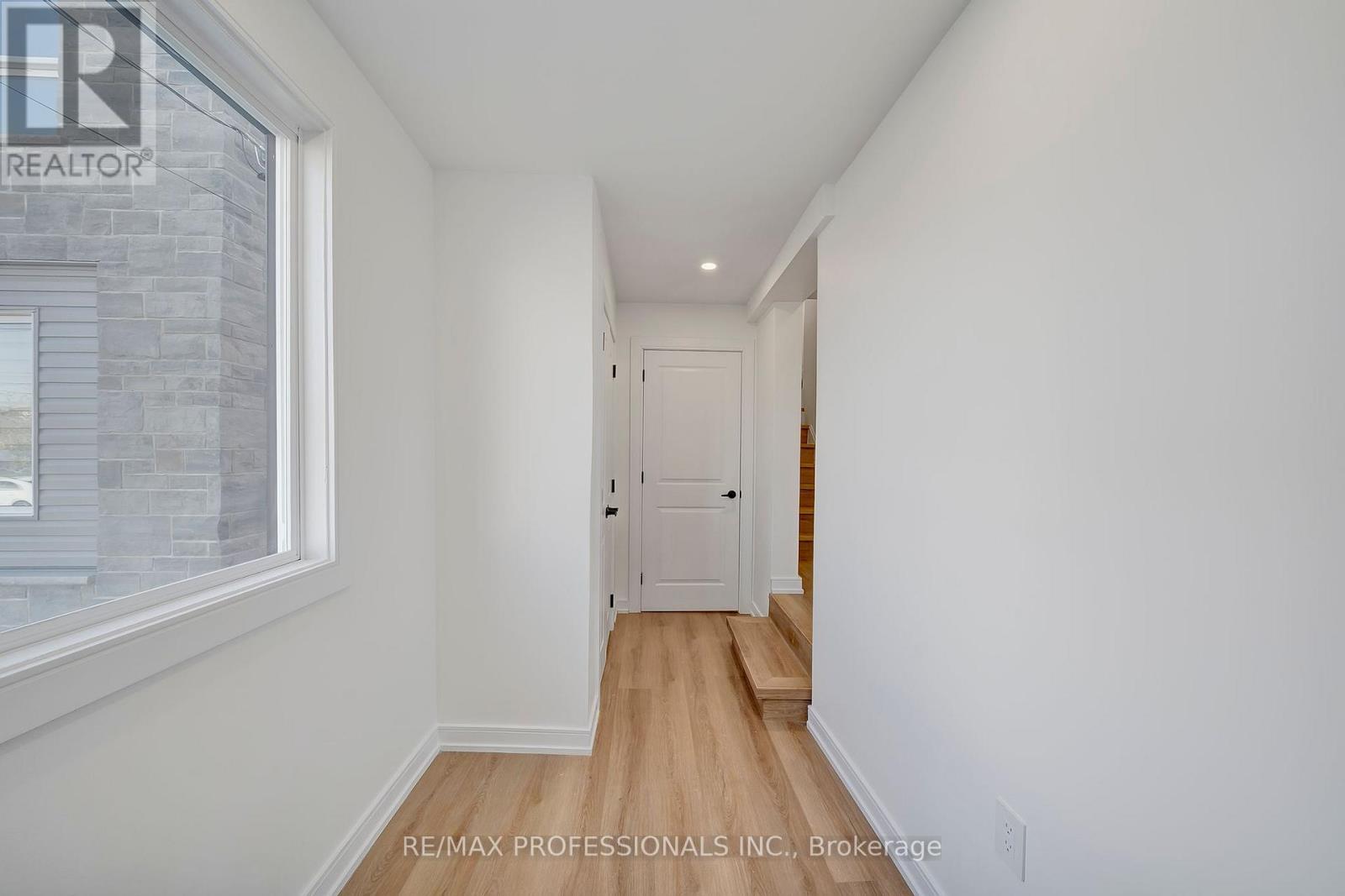 Apartment A - 27 Oakdale Avenue, St. Catharines, Ontario  L2P 2B8 - Photo 2 - X12980288