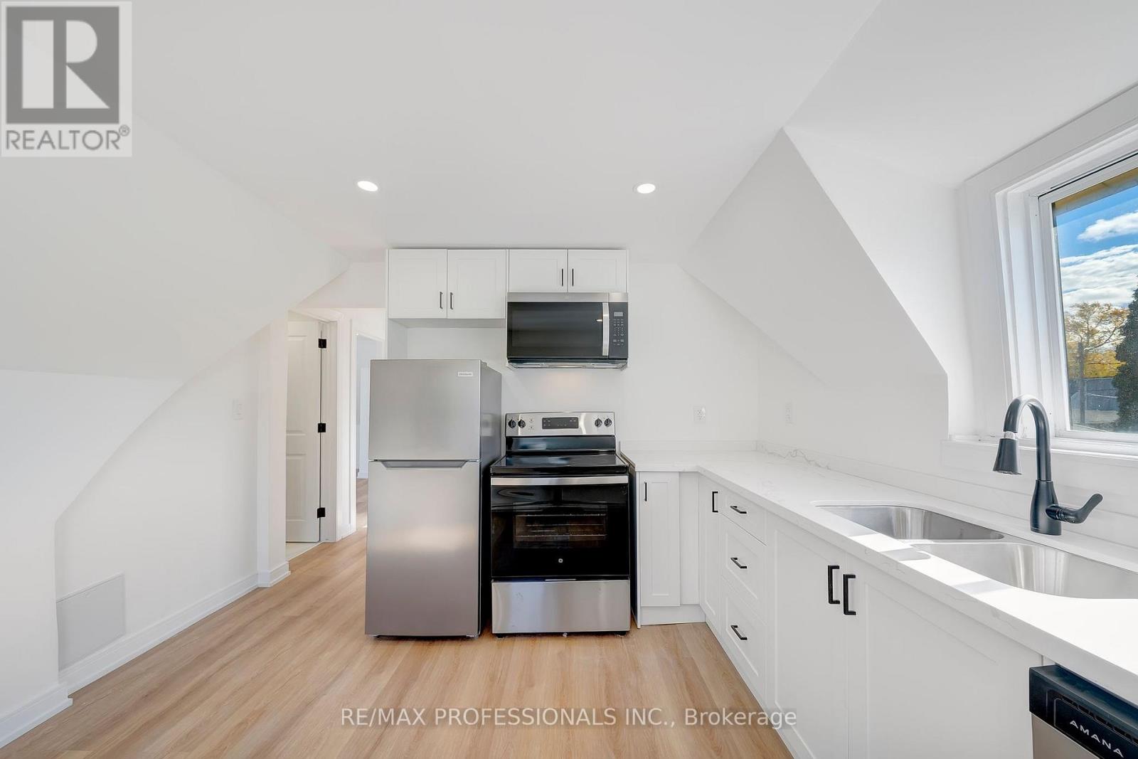 Apartment A - 27 Oakdale Avenue, St. Catharines, Ontario  L2P 2B8 - Photo 9 - X12980288