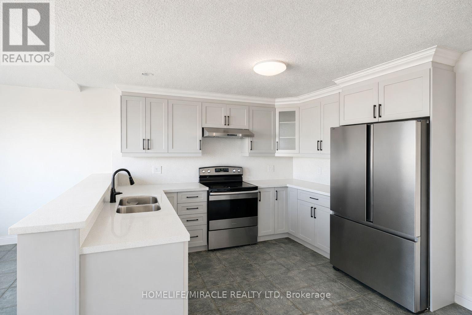 84 Crawford Crescent, Cambridge, Ontario  N1T 1X6 - Photo 3 - X12980142