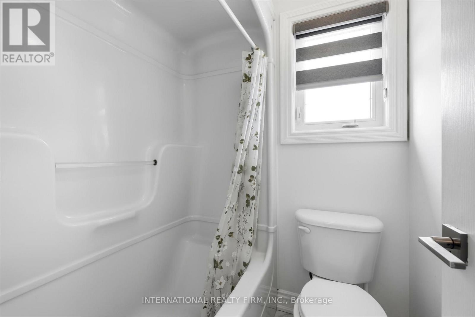 130 Andrews Drive, Bradford West Gwillimbury, Ontario  L0G 1A0 - Photo 24 - N12974940