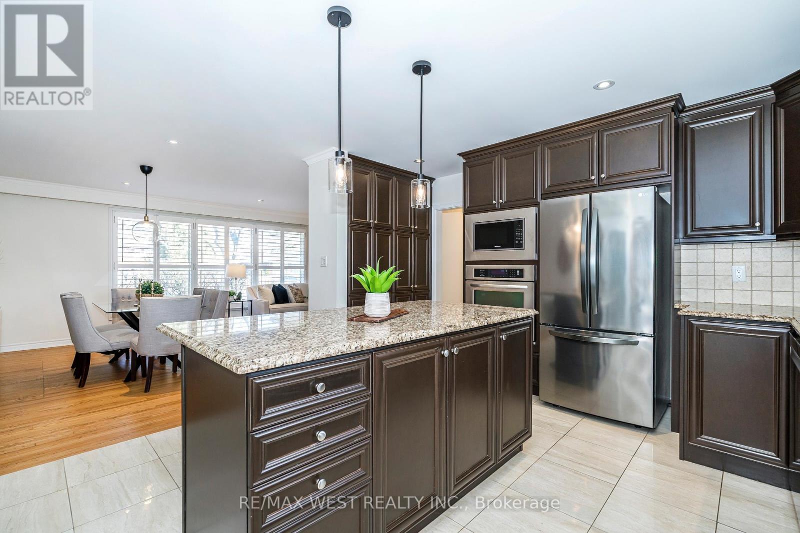 6 Prentice Court, Toronto, Ontario  M9P 1N2 - Photo 13 - W12974676