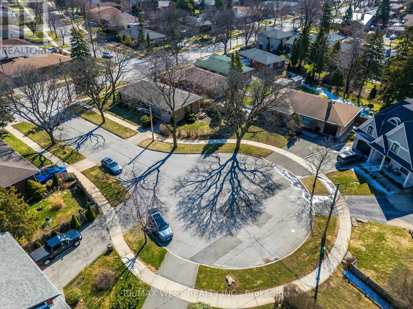 6 Prentice Court, Toronto, Ontario  M9P 1N2 - Photo 4 - W12974676