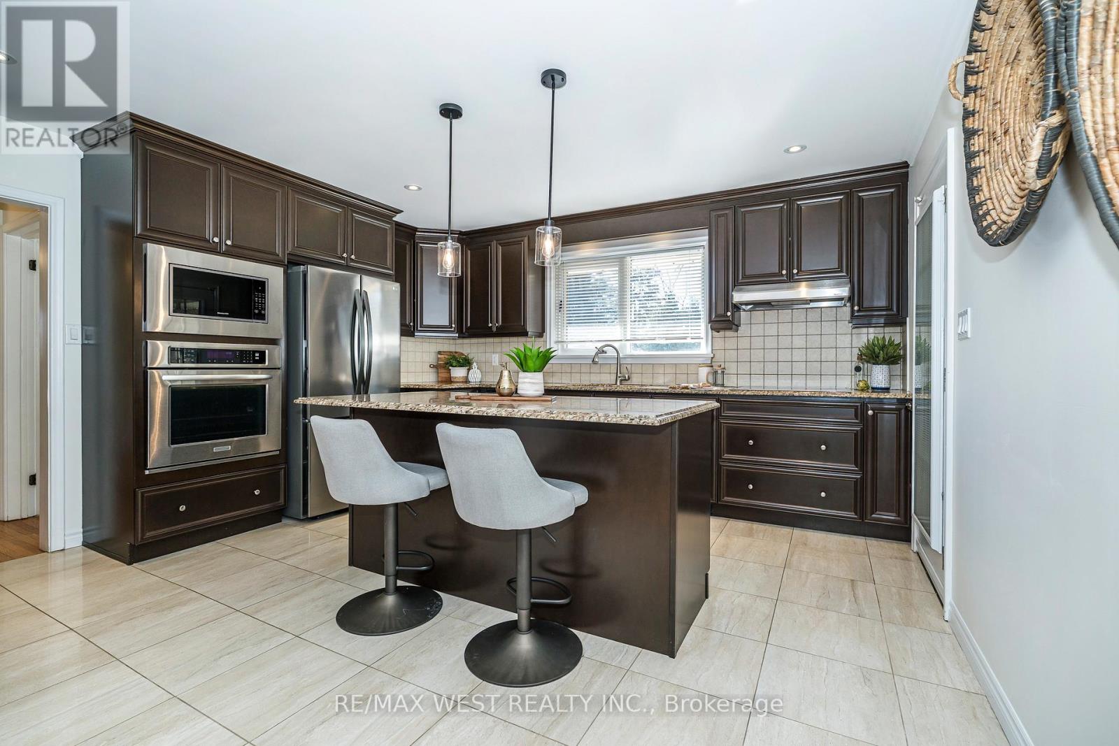 6 Prentice Court, Toronto, Ontario  M9P 1N2 - Photo 10 - W12974676