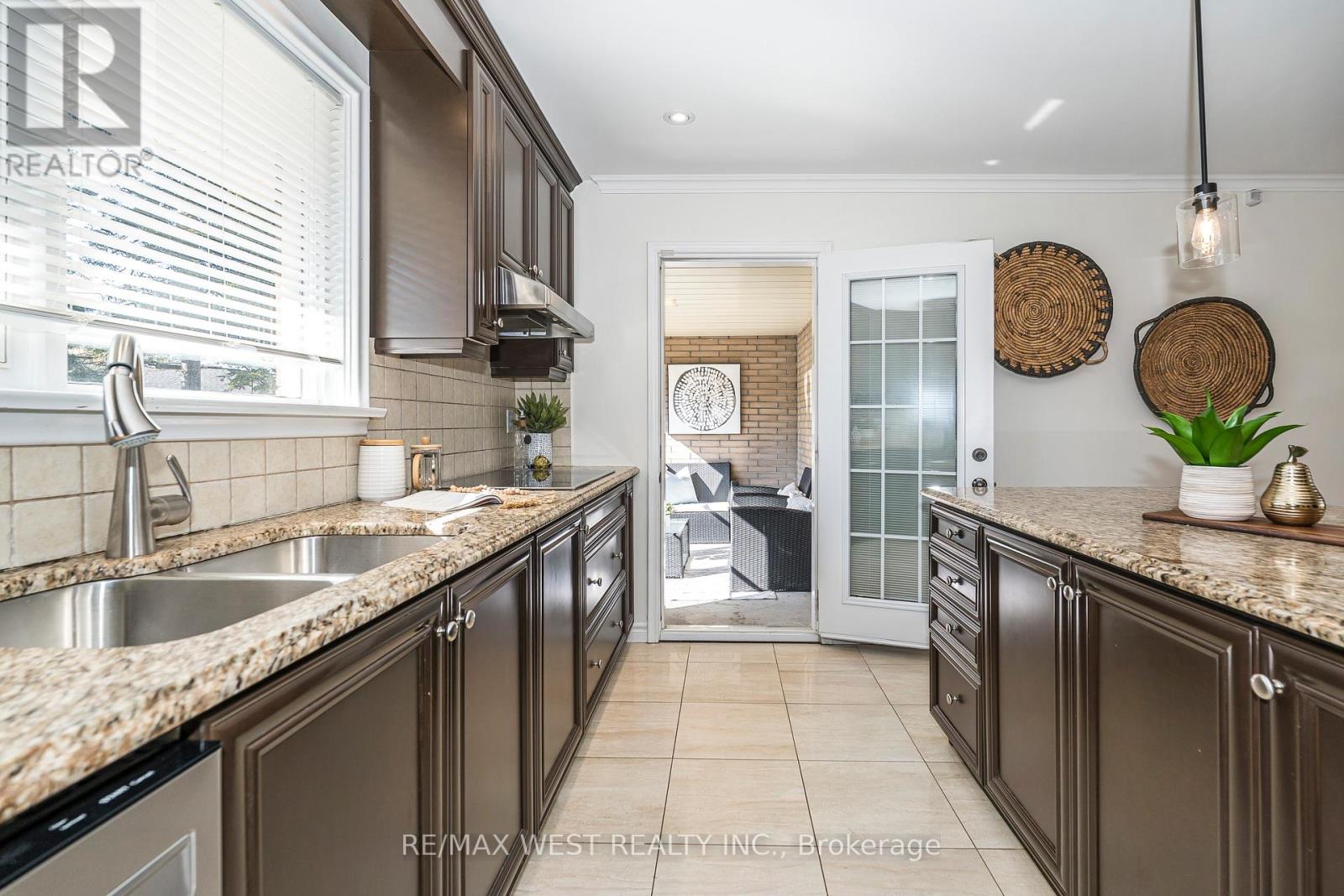 6 Prentice Court, Toronto, Ontario  M9P 1N2 - Photo 14 - W12974676