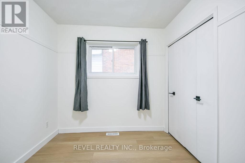 44 Parkside Drive, Barrie (Queen's Park), Ontario  L4N 1W9 - Photo 11 - S12980330