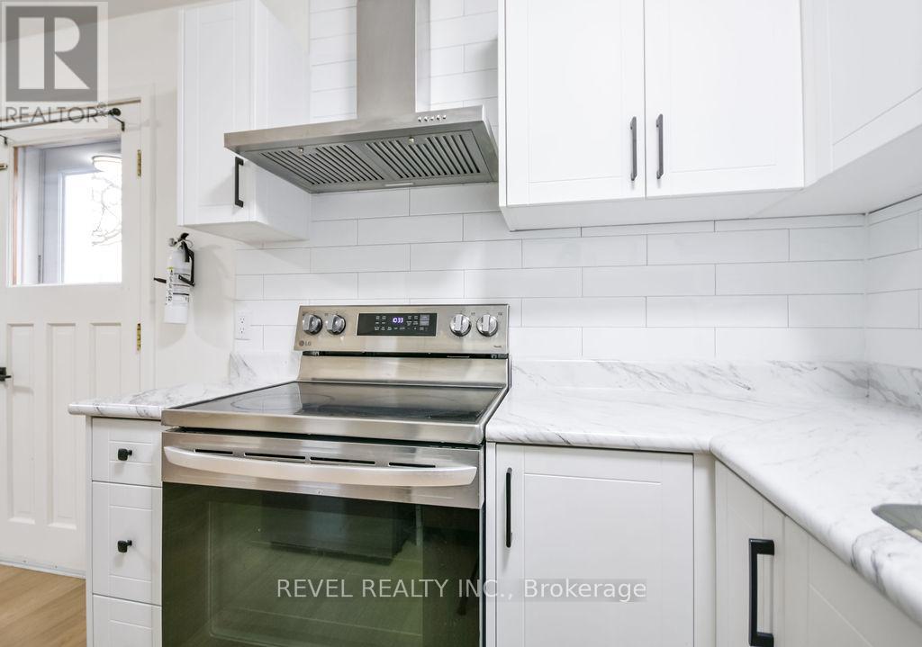 44 Parkside Drive, Barrie (Queen's Park), Ontario  L4N 1W9 - Photo 18 - S12980330