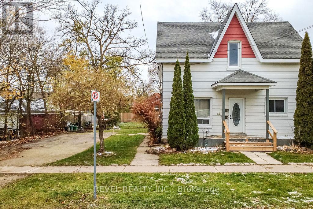 44 Parkside Drive, Barrie (Queen's Park), Ontario  L4N 1W9 - Photo 2 - S12980330