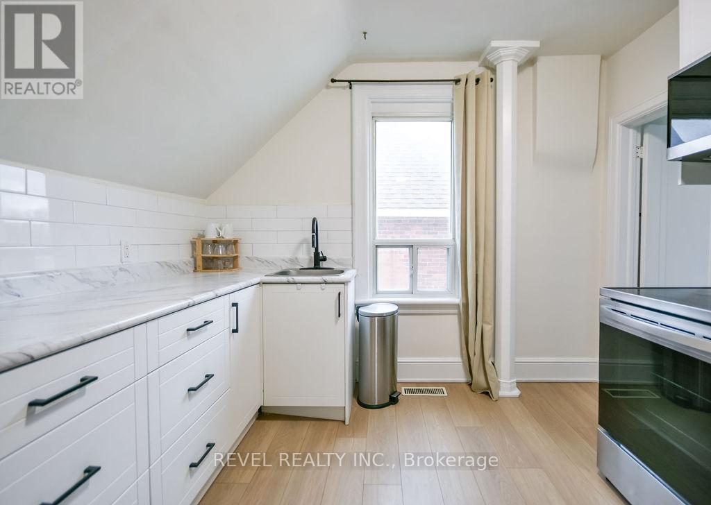 44 Parkside Drive, Barrie (Queen's Park), Ontario  L4N 1W9 - Photo 29 - S12980330