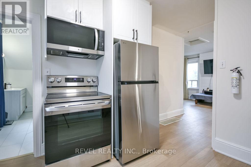 44 Parkside Drive, Barrie (Queen's Park), Ontario  L4N 1W9 - Photo 30 - S12980330